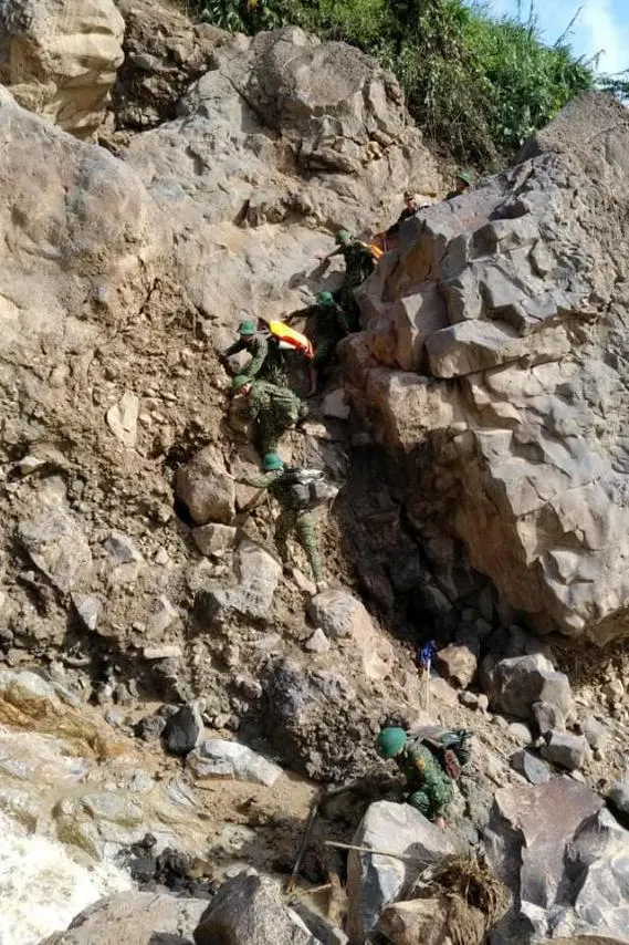 Tìm thấy thêm 2 thi thể nạn nhân trong vụ sạt lở đất tại Phước Sơn, Quảng Nam ảnh 2