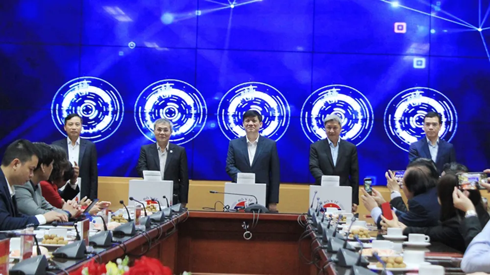 GS.TS Nguyễn Thanh Long, Bộ trưởng Bộ Y tế cùng các đại biểu ấn nút  khai trương Cổng Công khai y tế. Ảnh: Bộ y tế