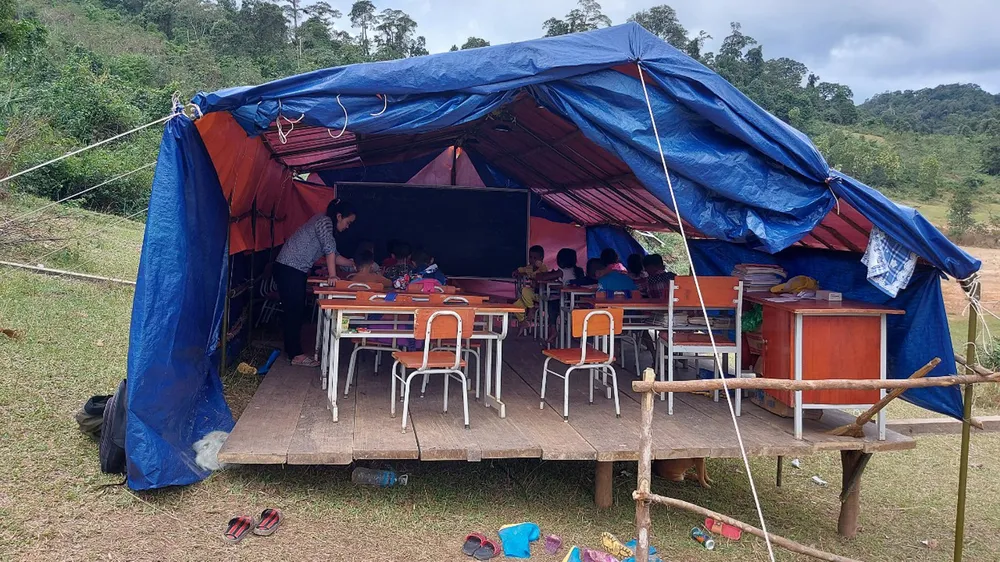 15 học sinh được cô giáo gieo chữ giữa mây trời gió lạnh