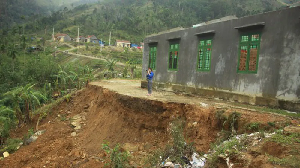   Toàn cảnh điểm sạt lở tại Trường Tiểu học Trà Lâm, trường thôn Trà Khương