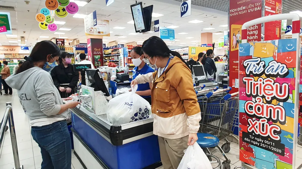 Đầu tuần đông kín khách hàng săn ưu đãi tại siêu thị Co.opmart
