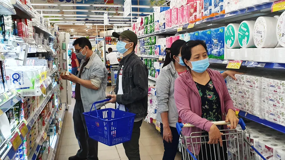 Đầu tuần đông kín khách hàng săn ưu đãi tại siêu thị Co.opmart ảnh 1