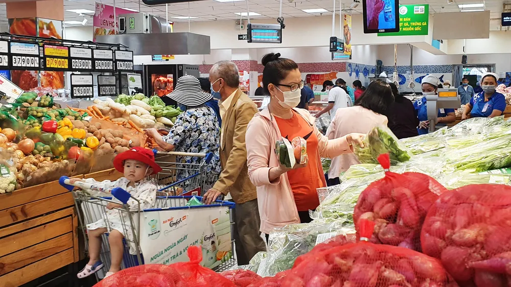 Đầu tuần đông kín khách hàng săn ưu đãi tại siêu thị Co.opmart ảnh 2