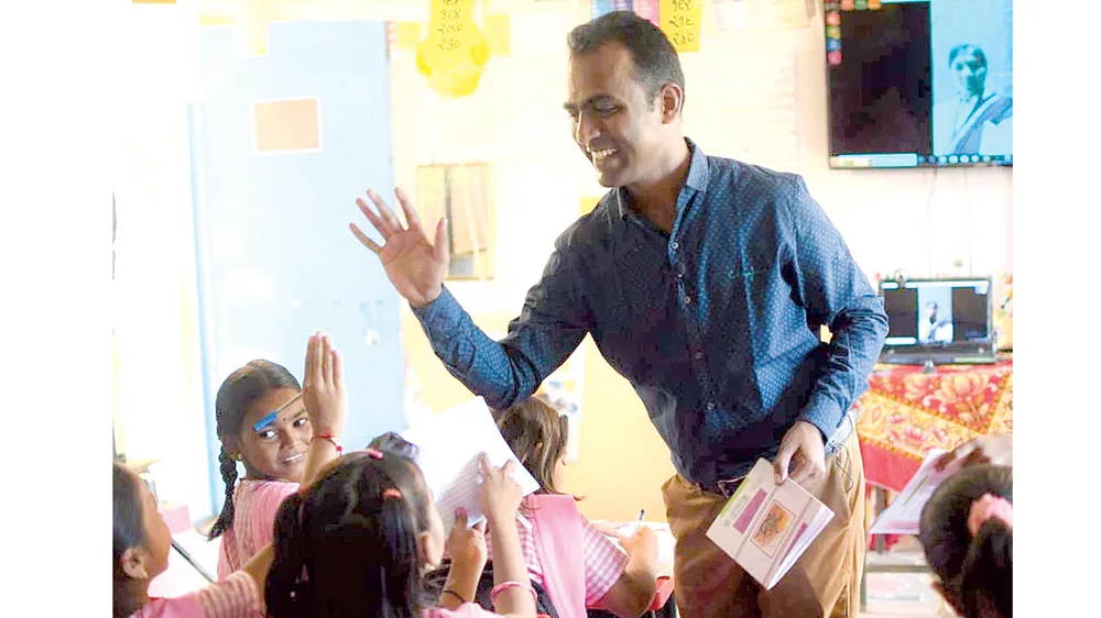 Thầy Ranjitsinh Disale và học sinh  Trường Tiểu học Zilla Parishad