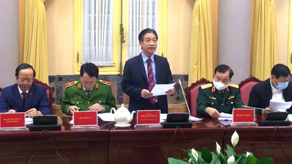 Phó Chủ nhiệm Văn phòng Chủ tịch nước Phạm Thanh Hà công bố Lệnh của Chủ tịch nước về việc công bố 7 luật được Quốc hội khóa XIV thông qua tại Kỳ họp thứ 10. Ảnh: VGP