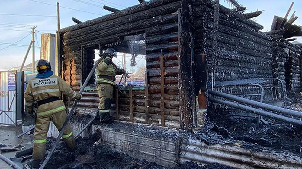 Nhân viên cứu hỏa tại viện dưỡng lão ở Bashkortostan, miền trung Nga sáng 15-12. Ảnh: Tass