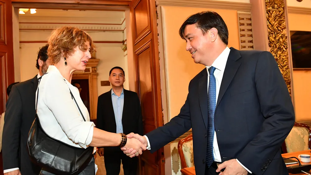 Phó Chủ tịch UBND TPHCM Lê Hoà Bình tiếp Đại sứ Hà Lan Elizabeth Akkerman. Ảnh: VIỆT DŨNG