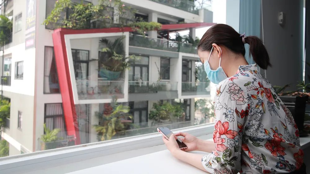 Một số bạn trẻ thích “thế giới một mình” hơn là kết nối bên ngoài và tạo lập những mối quan hệ xã hội.  Ảnh: DŨNG PHƯƠNG