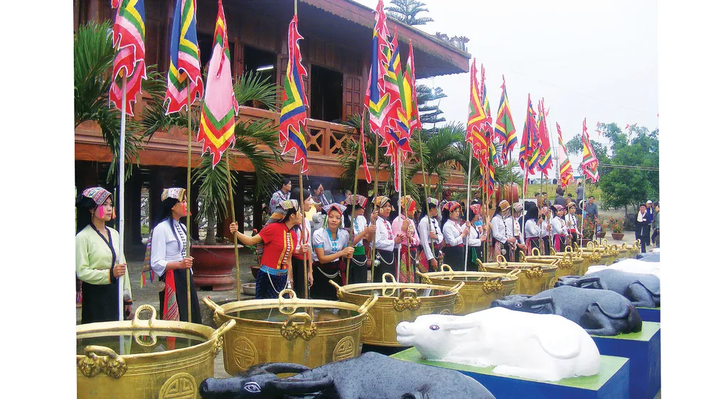 Các cô gái Thái trong đoàn rước trâu trước đền Chín Gian