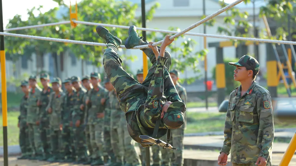 Chiến sĩ Trung đoàn 31 luyện tập vượt vật cản tổng hợp 