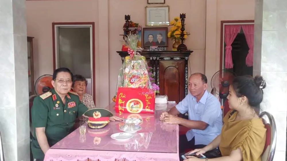 Tặng 100 phần quà Tết các gia đình nạn nhân chất độc da cam/dioxin tại Long An ảnh 1