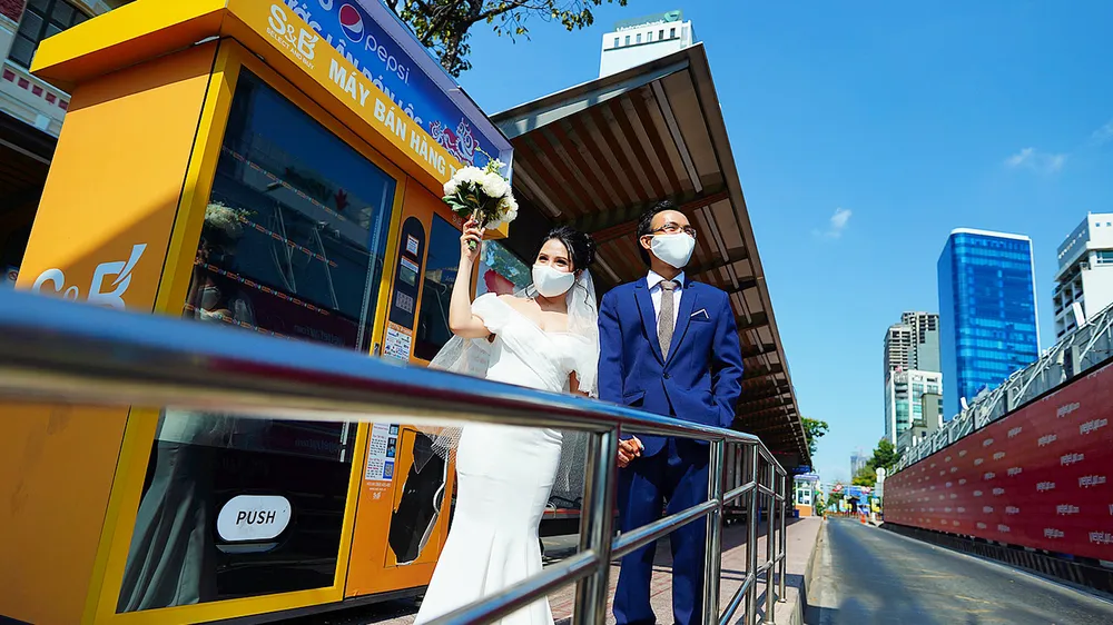 Có những cặp vợ chồng trẻ chọn cách tổ chức lễ cưới tiết kiệm, đảm bảo an toàn trong mùa dịch. Ảnh:  PHƯƠNG NGHI