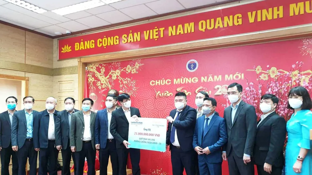 Trao 21 tỷ đồng cho quỹ mua vaccine phòng, chống dịch Covid-19 