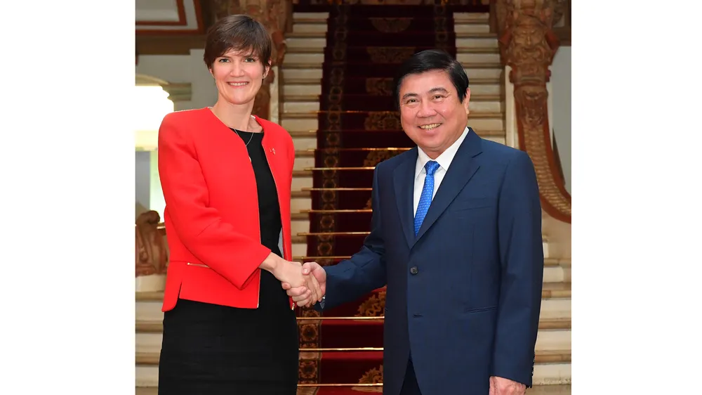 Chủ tịch UBND TPHCM Nguyễn Thành Phong  tiếp Tổng lãnh sự Anh Emily Hamblin. Ảnh: Việt Dũng