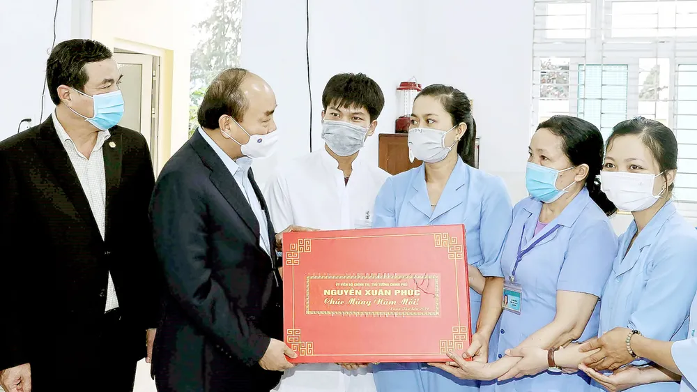 Thủ tướng Nguyễn Xuân Phúc chúc tết cán bộ, nhân viên Trung tâm Bảo trợ xã hội tỉnh Quảng Nam. Ảnh: TTXVN
