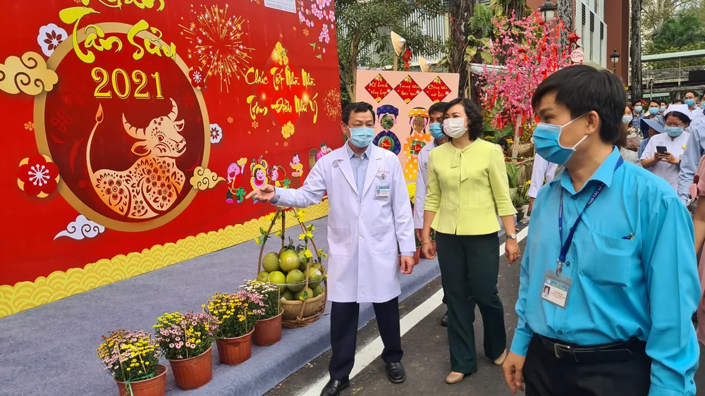 Phó Chủ tịch UBND TPHCM Phan Thị Thắng tham quan đường hoa tại BV Chợ Rẫy