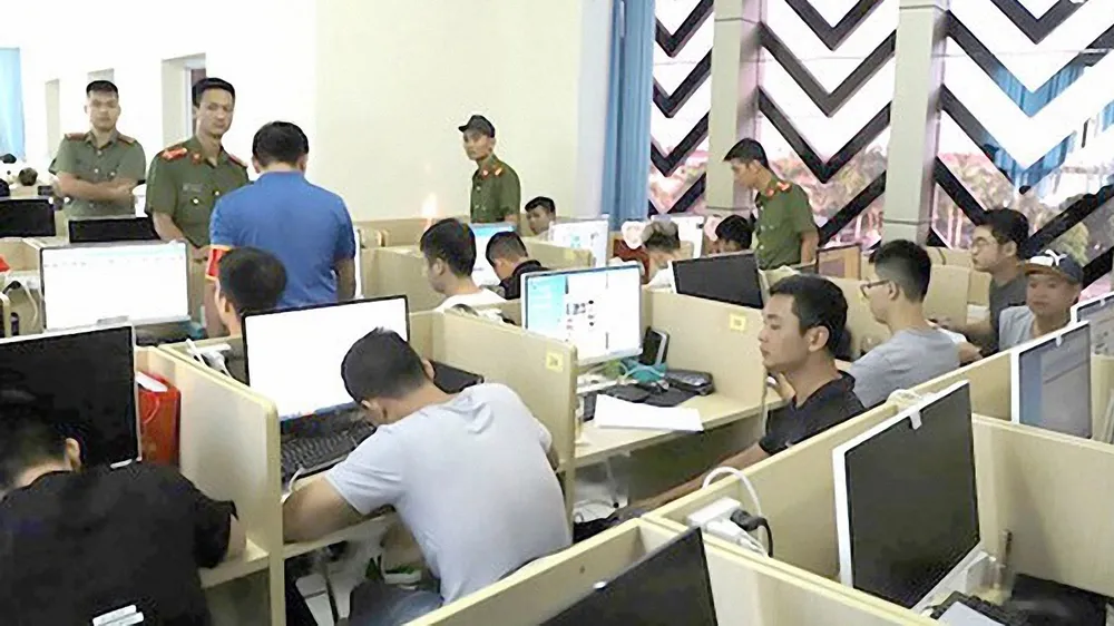 Lực lượng chức năng triệt phá một ổ nhóm tội phạm nước ngoài  ở Việt Nam sử dụng công nghệ cao. Ảnh: CHÍ THẠCH 
