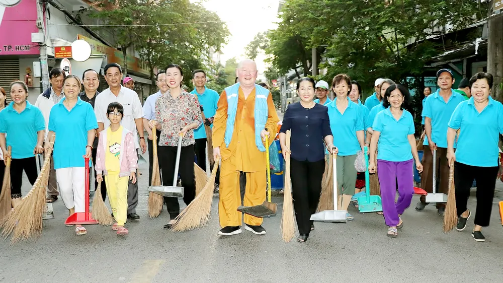 Những người lo “chuyện bao đồng” ảnh 2