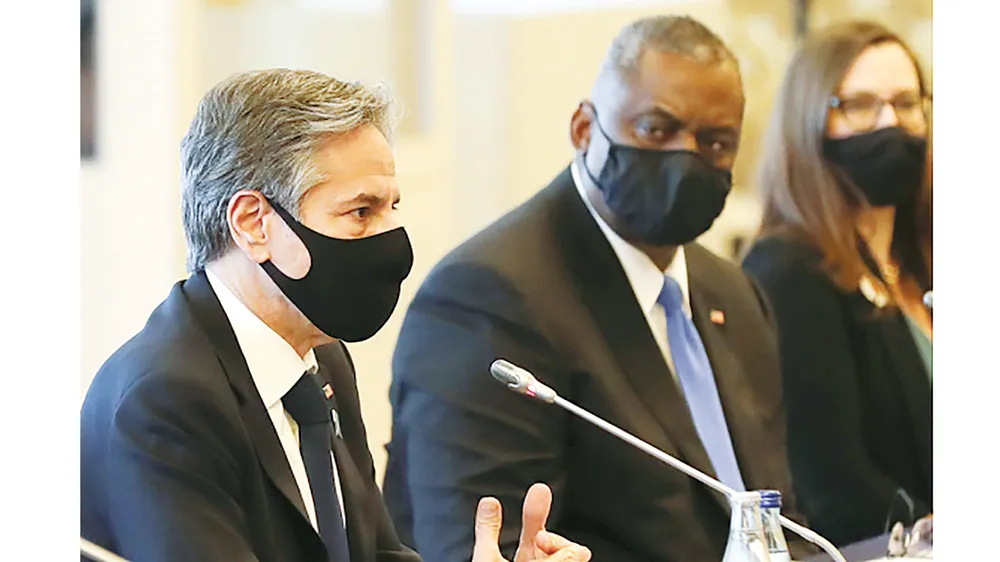 Ngoại trưởng Mỹ Antony Blinken (trái) và Bộ trưởng Quốc phòng  Lloyd Austin hội đàm với các quan chức đồng cấp Nhật Bản