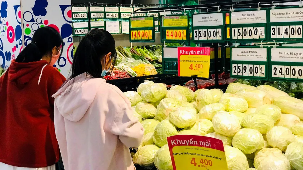 Khách hàng mua nông sản giảm giá tại Co.opmart