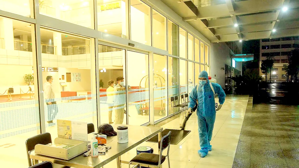 Nhân viên y tế phun thuốc khử trùng tại Bệnh viện quốc tế Vinmec Hải Phòng