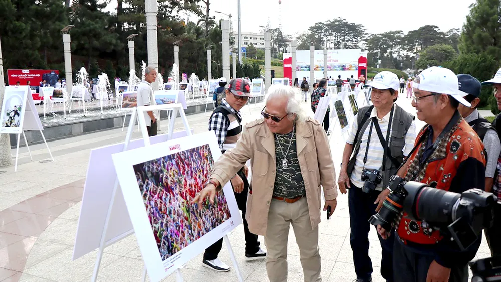 Các nghệ sĩ nhiếp ảnh tại triển lãm