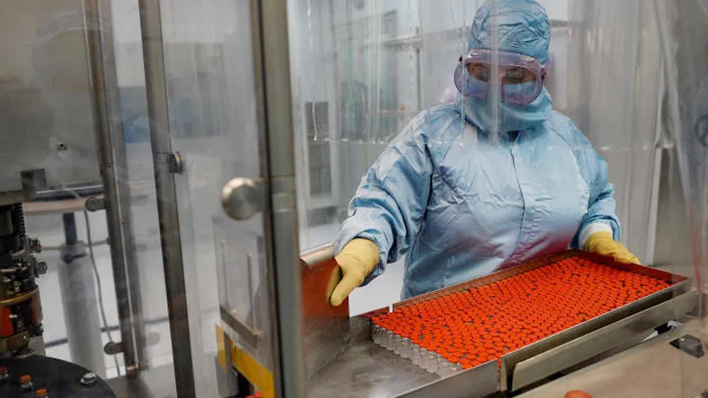 Kỹ thuật viên làm việc tại nhà máy xử lý đóng gói và vô trùng vaccine tại Viện Finlay ở Havana