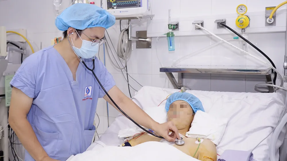 Bác sĩ thăm khám cho bệnh nhân sau phẫu thuật