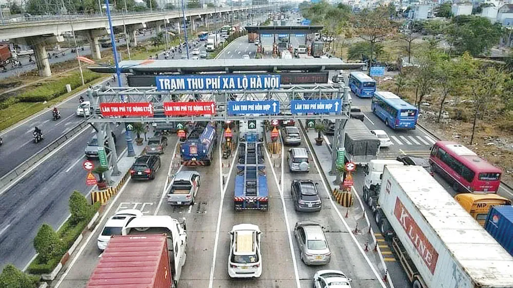 Xe qua trạm thu phí xa lộ Hà Nội trong ngày 1-4. Ảnh: QUỐC HÙNG