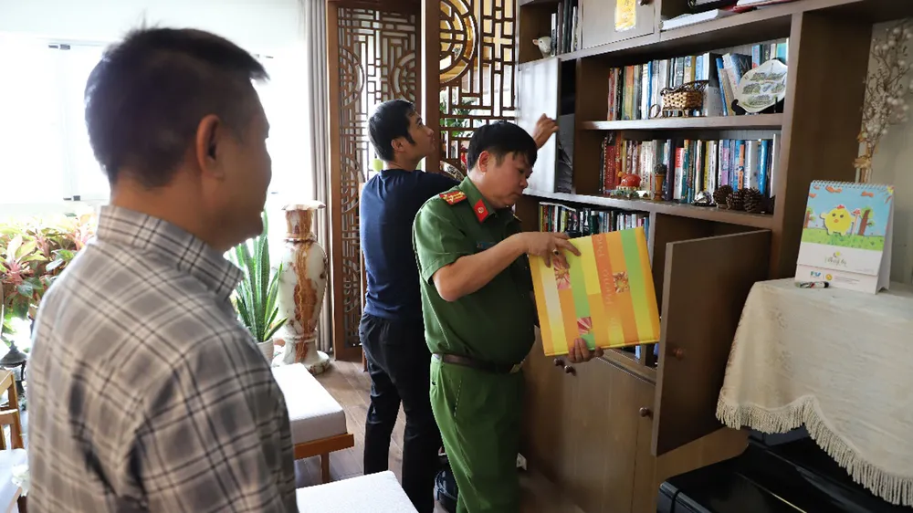 Vụ sản xuất, tiêu thụ xăng giả: Khám xét thêm 9 địa điểm, bắt Tổng Giám đốc Công ty cổ phần Nhiên liệu Phúc Lâm  ảnh 3