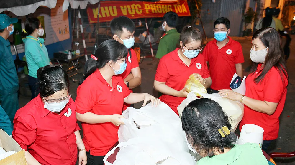 TPHCM - Hơn 400 ngày gồng mình chống dịch - Bài 3: Người dân đã làm nên chiến thắng  ảnh 1