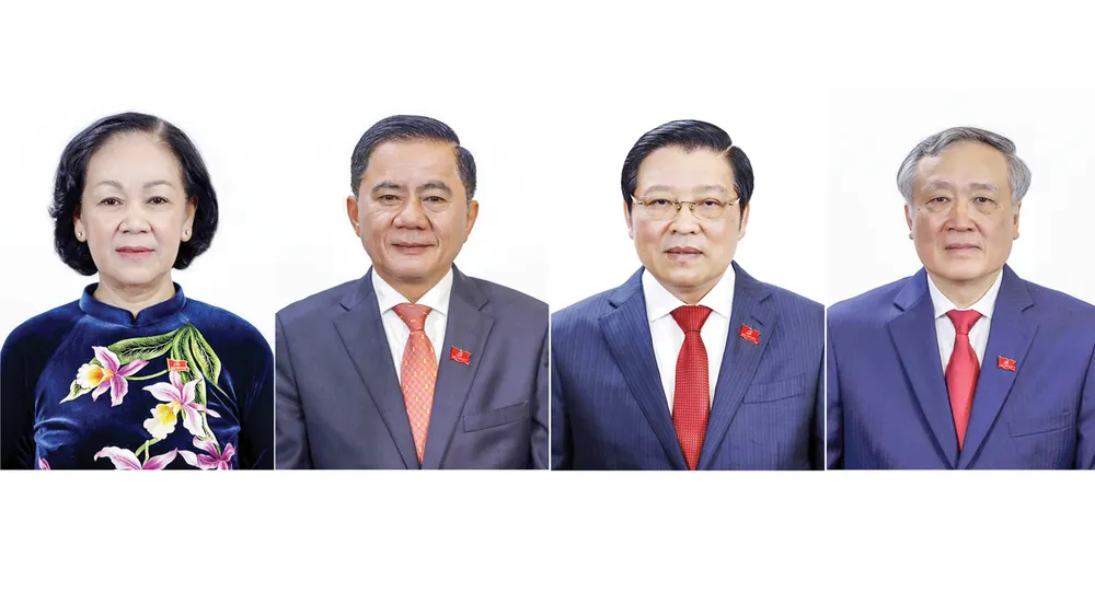 Từ trái sang, các đồng chí: Trương Thị Mai, Trần Cẩm Tú, Phan Đình Trạc và Nguyễn Hòa Bình