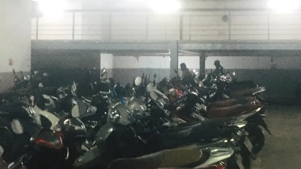 Sàn tầng lửng hầm thi công trong khi hầm xe chung cư vẫn hoạt động