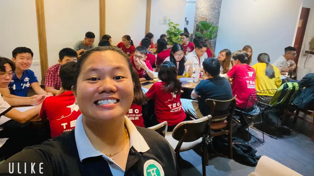  Một buổi sinh hoạt của các bạn tại một quán cà phê