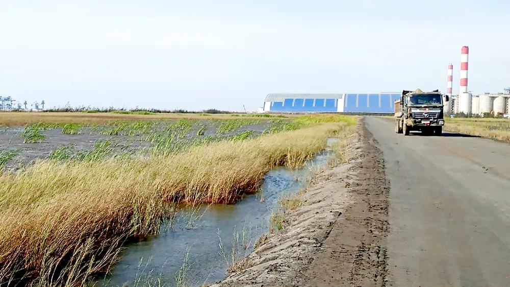 Xỉ than của nhà máy nhiệt điện Duyên Hải  được xử lý làm đường nội bộ, chịu tải tốt