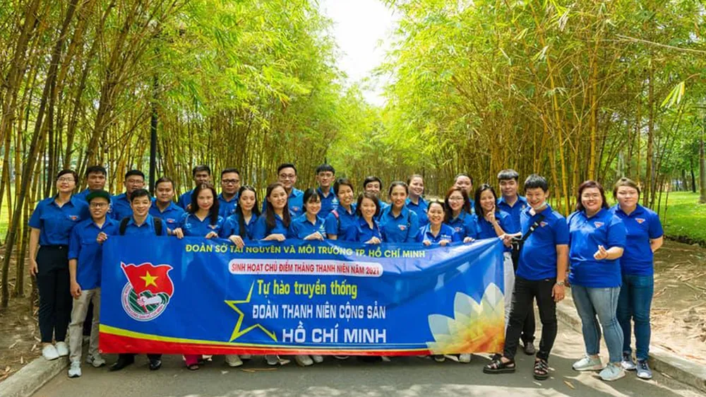 Các bạn trẻ tìm hiểu lịch sử truyền thống ở Khu tưởng niệm liệt sĩ Ngã ba Giồng,  huyện Hóc Môn, TPHCM 