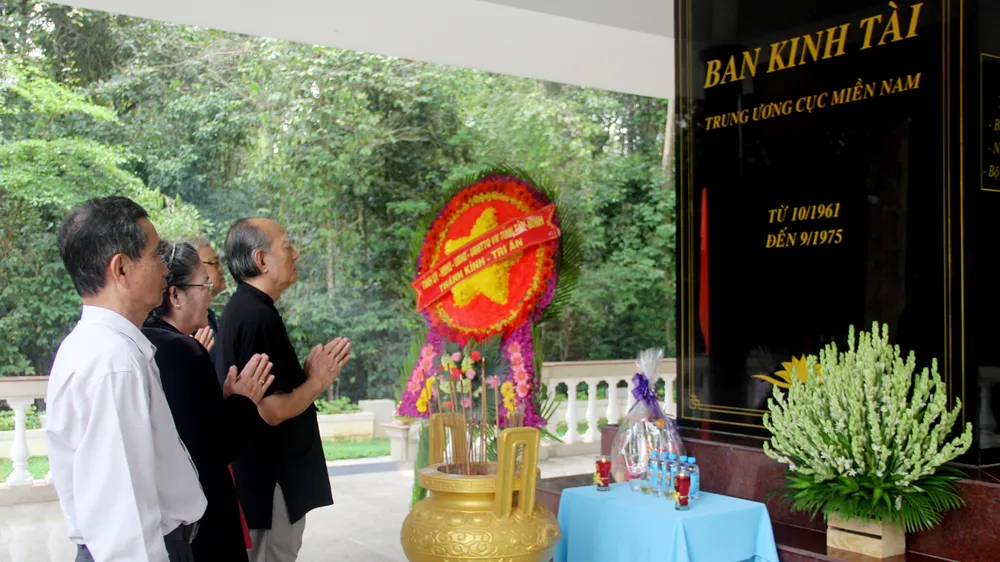 Các cô chú đơn vị N.2683 thắp nhang trước bia kỷ niệm thành lập  Ban Kinh tài tại Trung ương Cục miền Nam (tỉnh Tây Ninh)