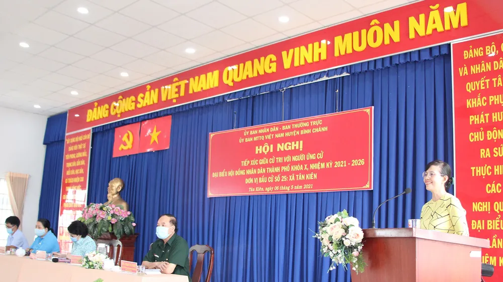 Tổ ứng viên ĐB HĐND TPHCM gồm 3 ứng viên nữ tiếp xúc cử tri  vận động bầu cử tại huyện Bình Chánh. Ảnh: MAI HOA