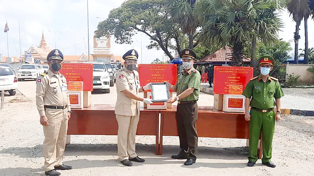 Công an TPHCM và Long An trao tặng kinh phí, trang thiết bị y tế  cho Cảnh sát Hoàng gia Campuchia