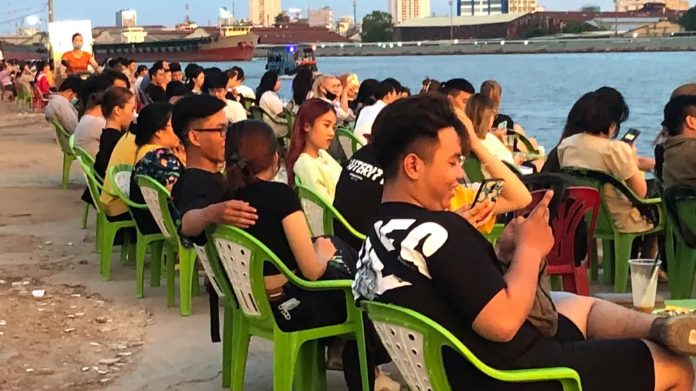 Vui chơi bất chấp quy định phòng dịch ảnh 1