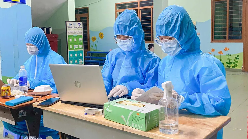 Sinh viên Trường ĐH Nguyễn Tất Thành hỗ trợ lực lượng y tế  nhập dữ liệu tại quận Gò Vấp. Ảnh: HOÀNG HÙNG