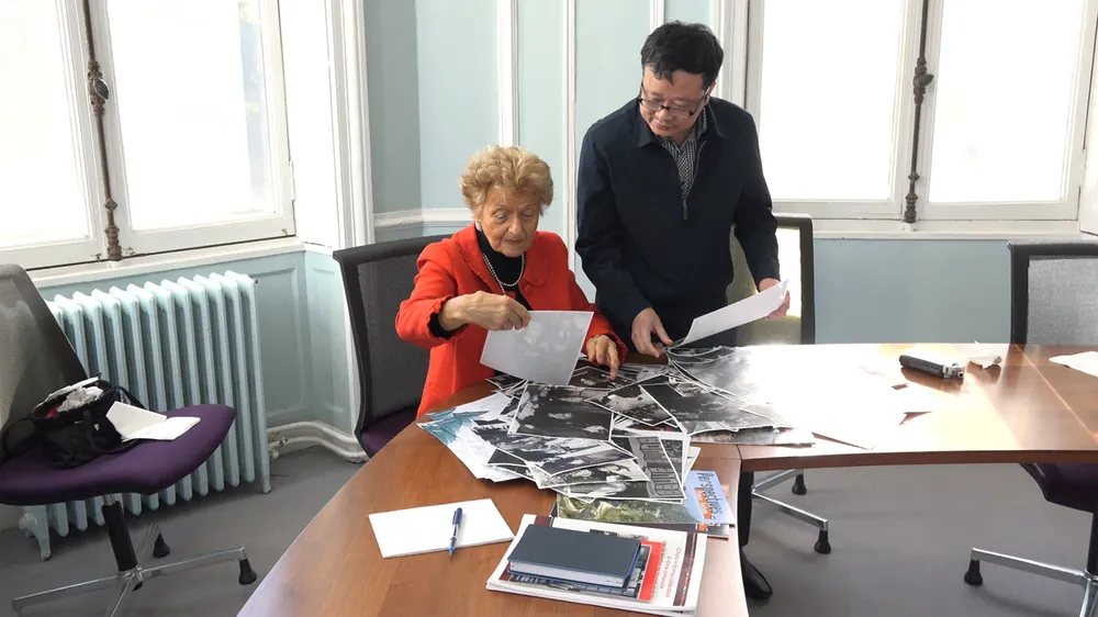 Ê kíp sản xuất đã thu thập tư liệu, phỏng vấn nhiều nhân chứng trong nước và quốc tế