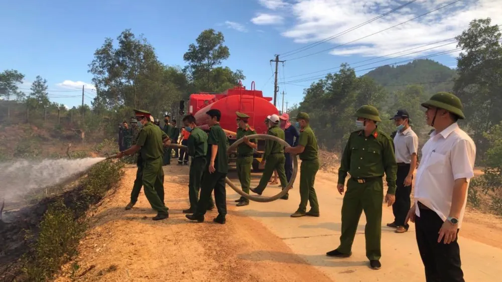 Thừa Thiên - Huế cùng lúc xảy ra nhiều vụ cháy rừng ảnh 6