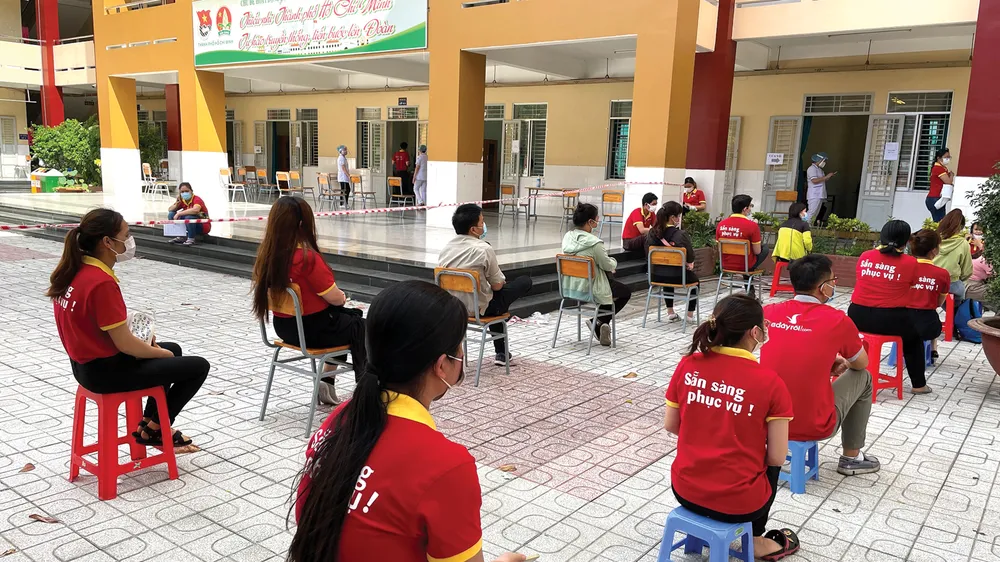 Chuỗi VinMart, VinMart+ hoàn thành tiêm vaccine cho hơn 6.500 cán bộ và nhân viên ảnh 1