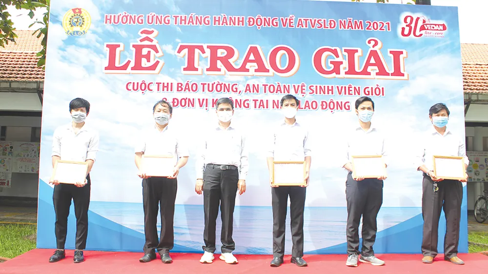 Ông Ko Chung Chih - Phó Tổng giám đốc Vedan Việt Nam trao giải “Cuộc thi báo tường, an toàn vệ sinh viên giỏi, đơn vị lao động  không tai nạn” năm 2021 cho các đại diện xuất sắc