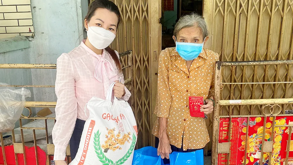 Cán bộ Ủy ban MTTQ Việt Nam phường 1, quận 5 trao quà tận tay  bà Trương Tuất Phương