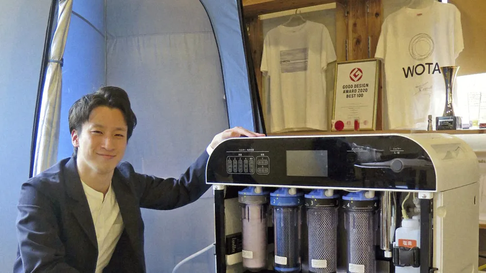 Ông Yosuke Maeda, Chủ tịch Wota Corp, bên cạnh chiếc Wota Box