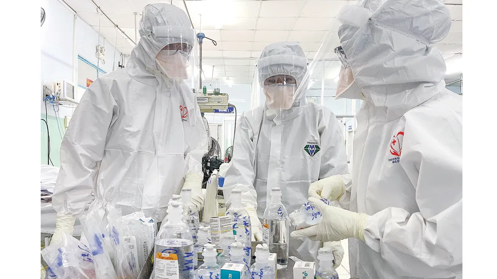 Các bác sĩ chuẩn bị điều trị cho bệnh nhân F0 nặng  tại Bệnh viện Trưng Vương, quận 10, TPHCM. Ảnh: HOÀNG HÙNG