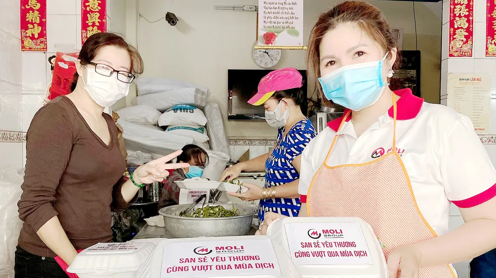 Chị Trần Hằng tham gia bếp cơm thiện nguyện  phát cho các khu cách ly