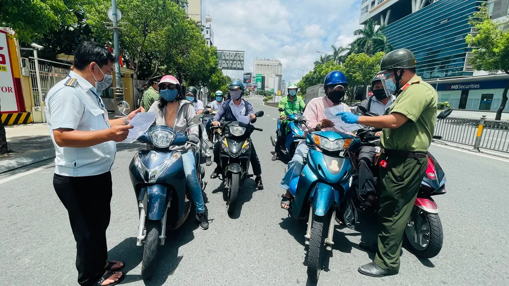 Phạt nghiêm người ra đường không thật sự cần thiết ảnh 1